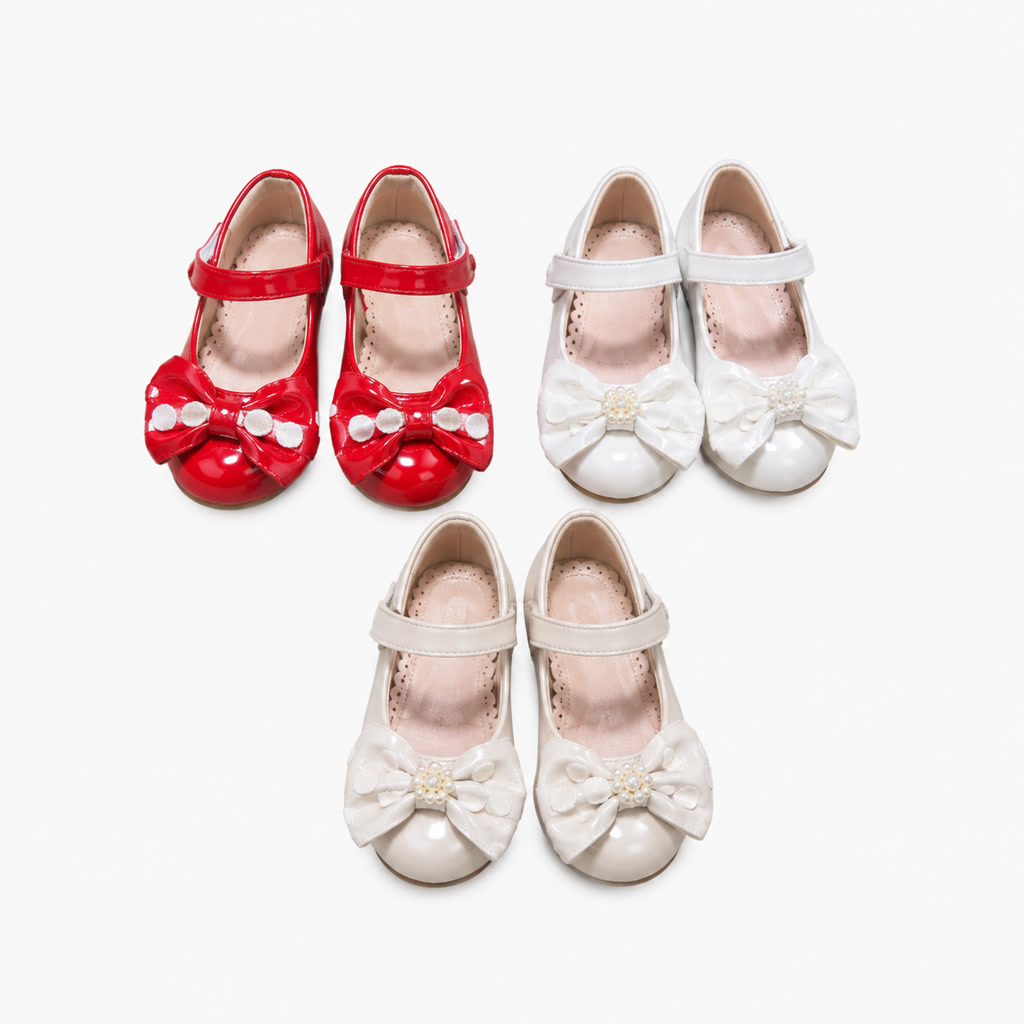 Zapato de charol para niña con mariposa y correa de cuentas