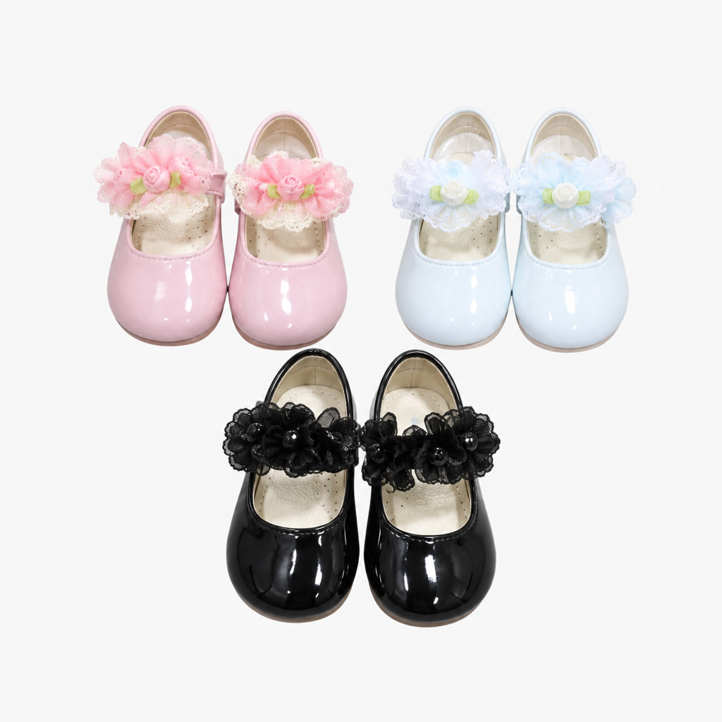 Zapato de charol para niña con mariposa de tela y correa lisa