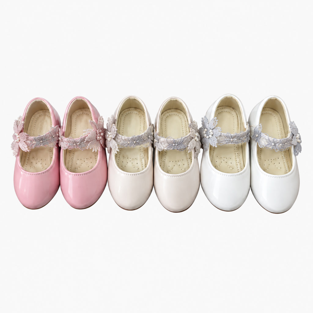 Zapato de charol para niña con puntera brillante y correa de cuentas