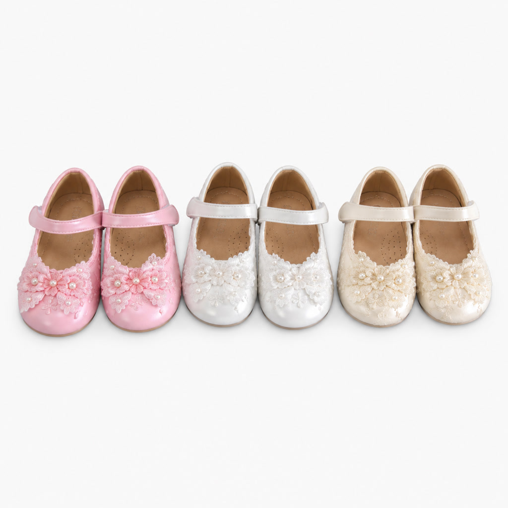 Zapato de charol para niña con flores en el empeine