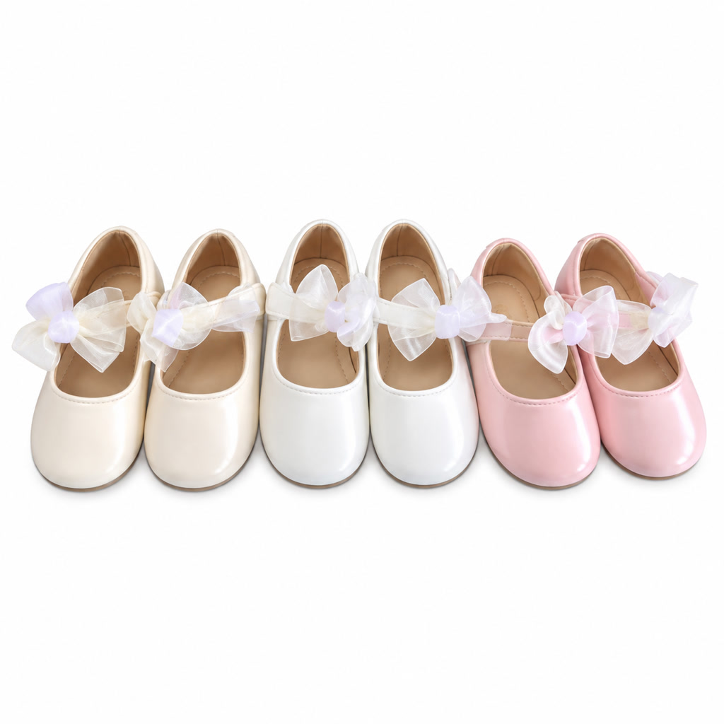 Zapato de charol para niña con correa de cuentas y adorno lateral