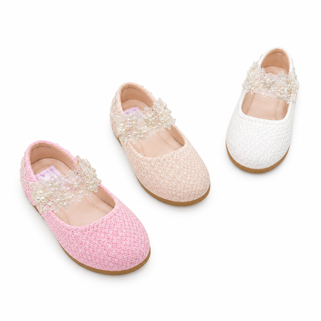 Zapato de charol para niña con adorno pequeño sobre correa delantera