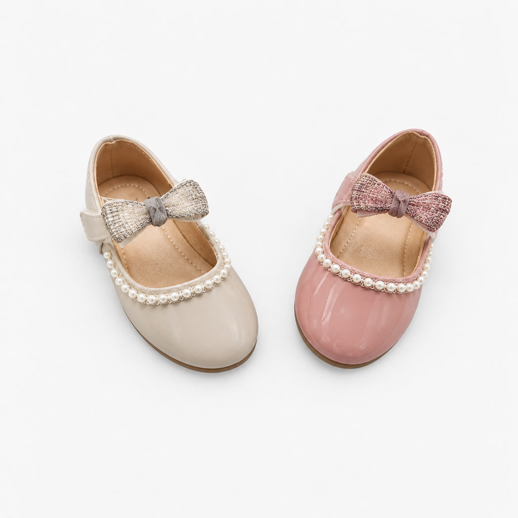 Zapato de charol para niña con moño pequeño sobre puntera brillante
