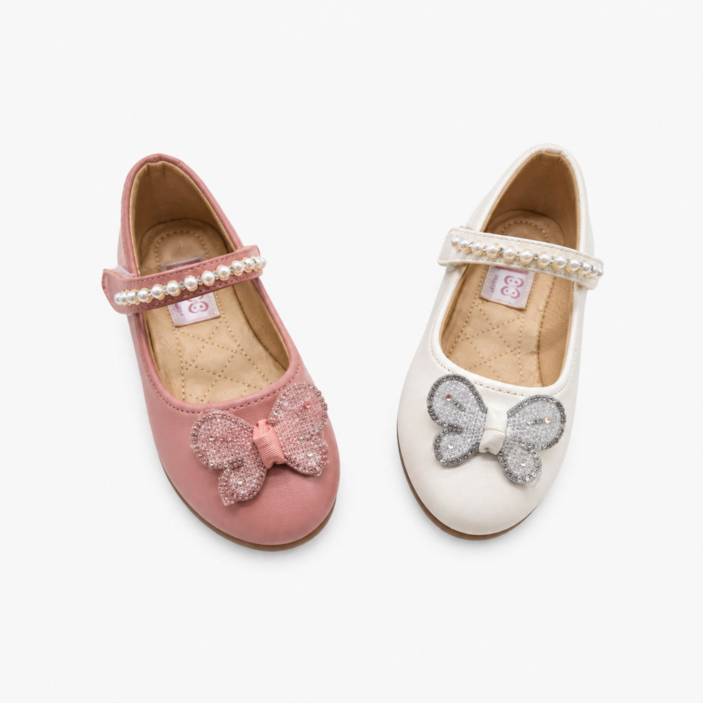 Zapato de charol para niña con moño delineado y correa brillante